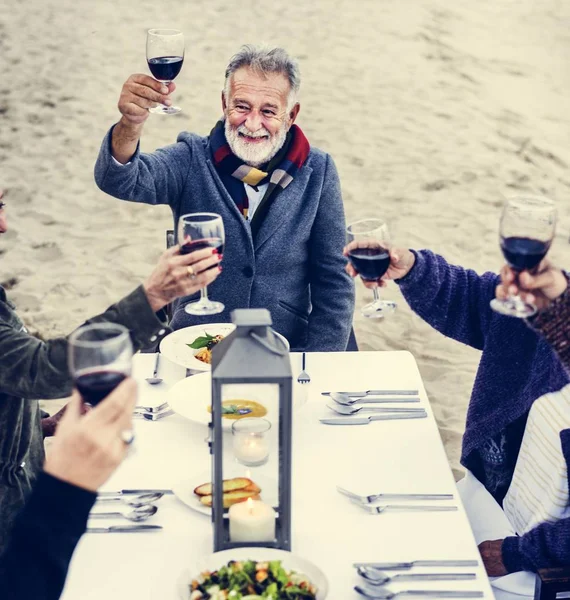 Familie Stößt Strand — Stockfoto