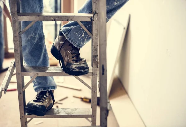 merdiven üzerinde duran bir marangoz