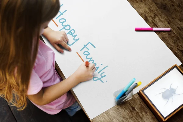 Criança Escrevendo Uma Frase Happy Family Papel — Fotografia de Stock