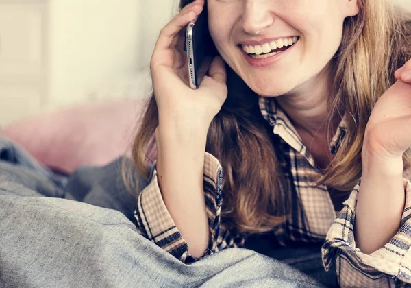 Tiro Recortado Menina Feliz Falando Por Telefone Cama — Fotografia de Stock