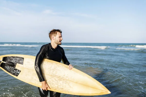 Surfista Uma Praia Agradável — Fotografia de Stock