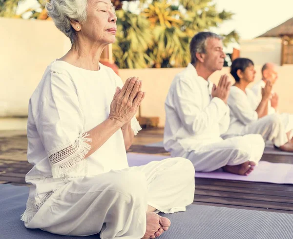 Sabah pratik yoga yaşlılar grubu