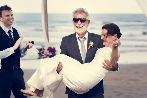 Młodzieńczy Para Ślub Plaży — Zdjęcie stockowe
