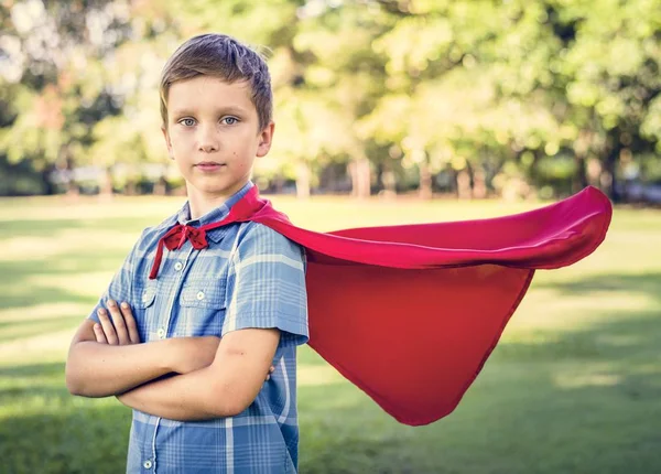 Мальчик Супергерой Скрещенными Руками Красном Плаще Парке — стоковое фото
