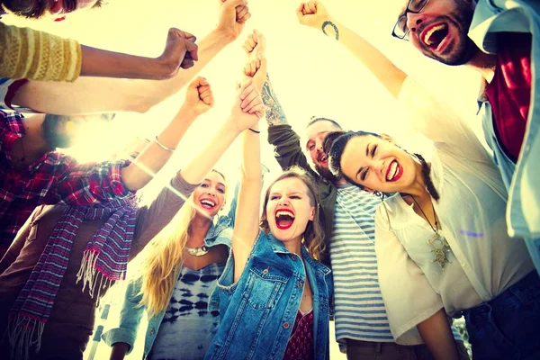 Jóvenes Amigos Dando Una Fiesta Playa — Foto de Stock