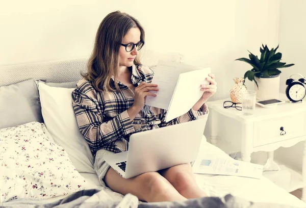 Jovem Mulher Trabalhando Com Laptop Documentos Cama — Fotografia de Stock