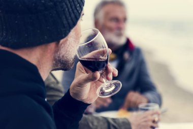 Bir akşam yemeği yaşlılar plajda parti