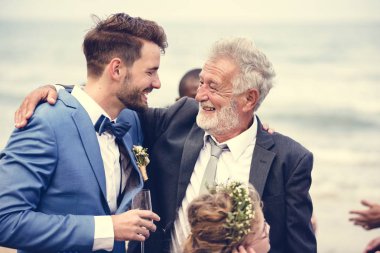 İki adam bir plaj düğün kumsalda sarılma