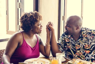 Bir restoranda elele Çift