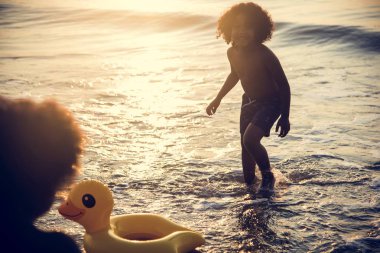 Küçük kardeşler tatildeyken eğleniyor