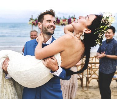 Beach düğün töreninde neşeli yeni evliler