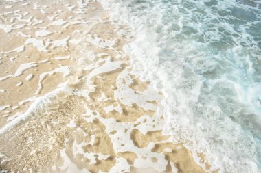 Açık deniz suyu ile tropikal plaj