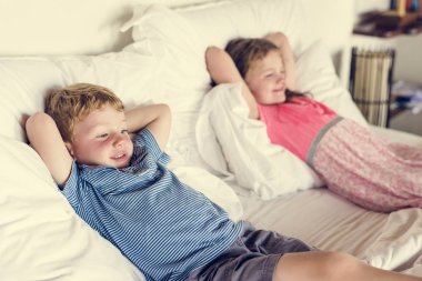 Küçük çocuklar yatakta yatıyordu