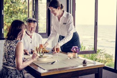 Olgun çift bir restoranda öğle yemeği