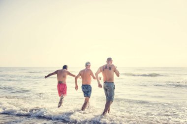 Kıdemli arkadaşlar plajda eğlenmek