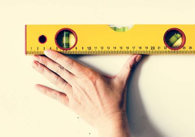 cetvel ölçme ile kadın işçi