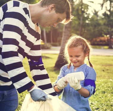 Baba ve kızı park temizlik
