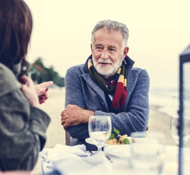 Bir akşam yemeği yaşlılar plajda parti