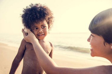 Okyanus dalgaları dinlerken çocuk