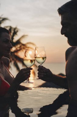 Romantik bir gün batımı zevk çift