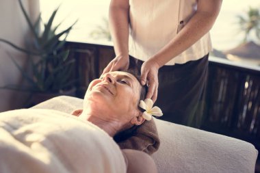 Kadın mesaj terapist bir Spa'da masaj