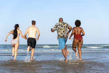 Farklı arkadaş plajda eğlenmek