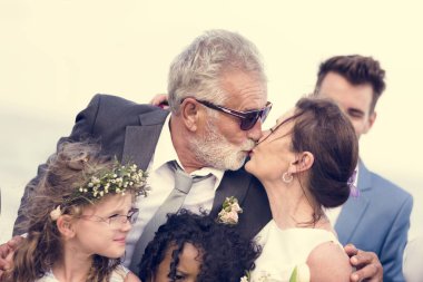 Üst düzey çiftin düğün sahilde 