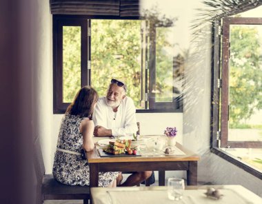 Üst düzey çift bir restoranda yemek