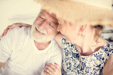 Güzel Olgun çift romantik tatil