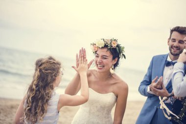 Sahilde düğün töreninde genç çift