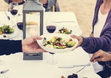 Bir akşam yemeği yaşlılar plajda parti