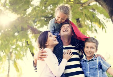 Aile parkta eğleniyor.