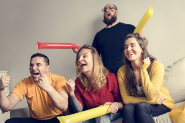 Arkadaşlar boyalı bayrağı ile Dünya Kupası tezahürat