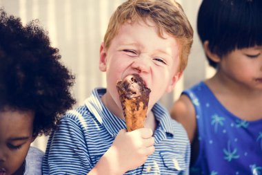 Sadece lezzetli dondurma yeme çocuklar
