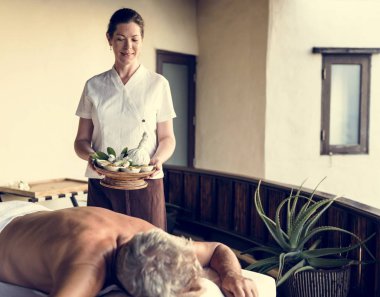 Bir spa merkezinde çalışan kadın