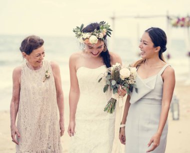 Mutlu gelin ve düğün konukları