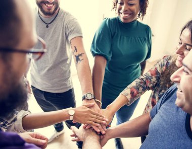 Eller birlikte grup çeşitli insan katıldı