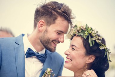 Sahilde düğün töreninde genç çift