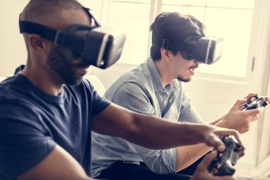 Sanal gerçeklik Vr kulaklık ile karşılaşan erkek