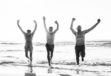 Yaz aylarında plaj keyfi kıdemli arkadaşlar