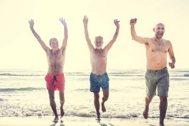 Kıdemli arkadaşlar plajda eğlenmek