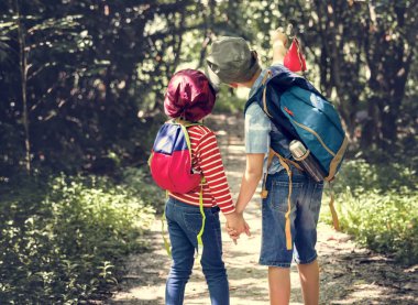 Kız ve erkek kardeş ormandaki bir maceraya