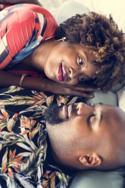 Yatakta bohem romantik çift