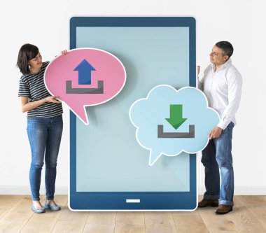 Dosya paylaşımı hakkında konuşma balonları tutan çift