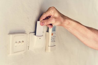 Elektrik etkinleştirmek için otel konuk keycard ekleme