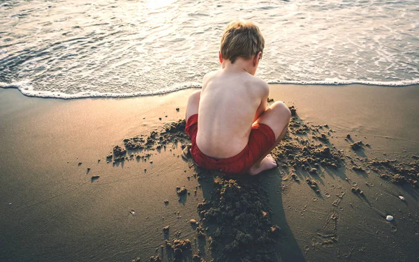 砂で遊ぶ少年 — ストック写真
