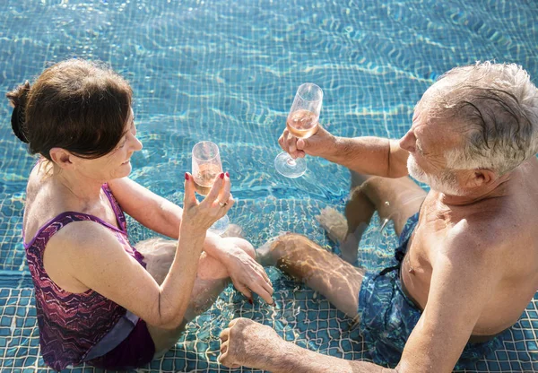 Pareja Mayor Bebiendo Prosecco Una Piscina — Foto de Stock