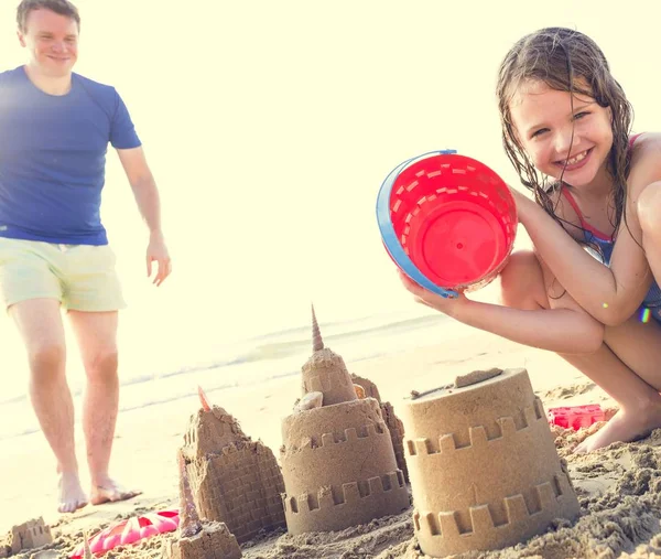 ครอบคร วสร างปราสาททราย — ภาพถ่ายสต็อก