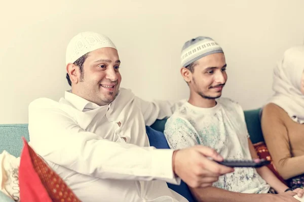 Muslim Keluarga Menonton Rumah — Stok Foto