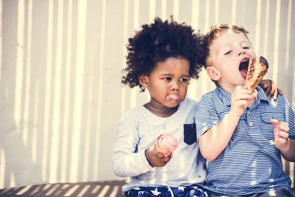 Weinig Kinderen Eten Van Lekker Ijs — Stockfoto